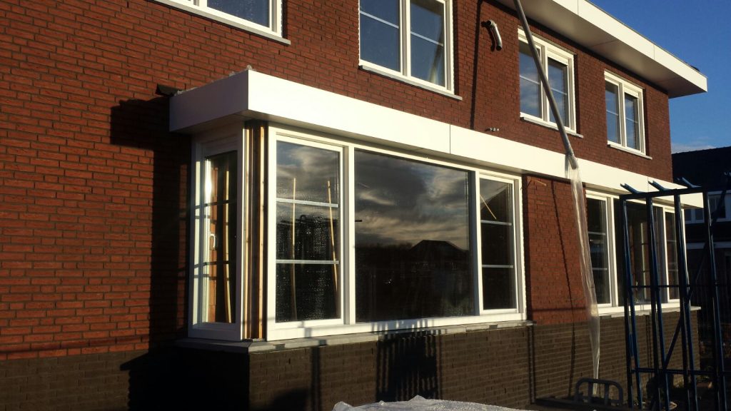 Erker aan de voorkant van een woning met grote raampartijen voor extra licht en woonruimte.