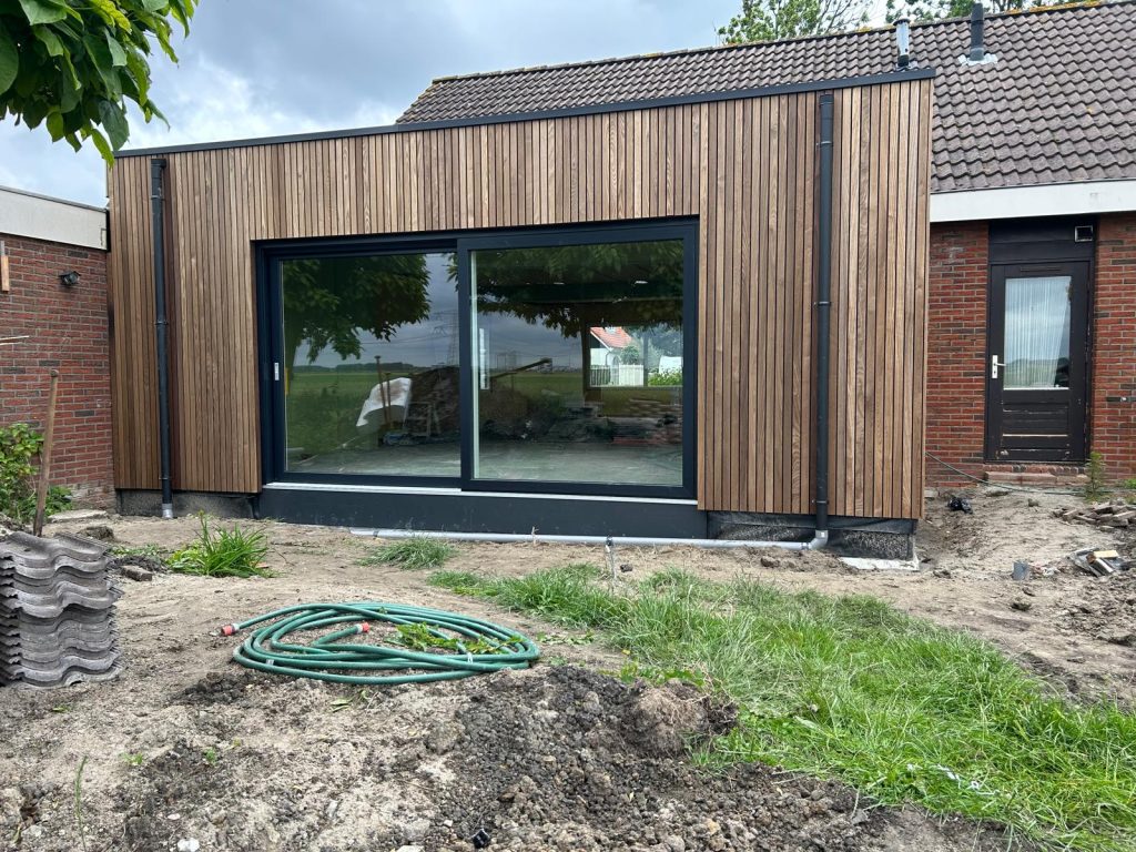 Aanbouw Zevenhuizen houten gevelbekleding