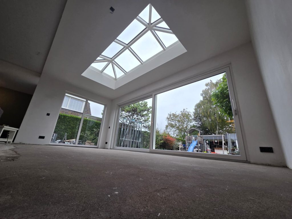 Aanbouw Lelystad met flinke lichtstraat, schuipui en vast ramen