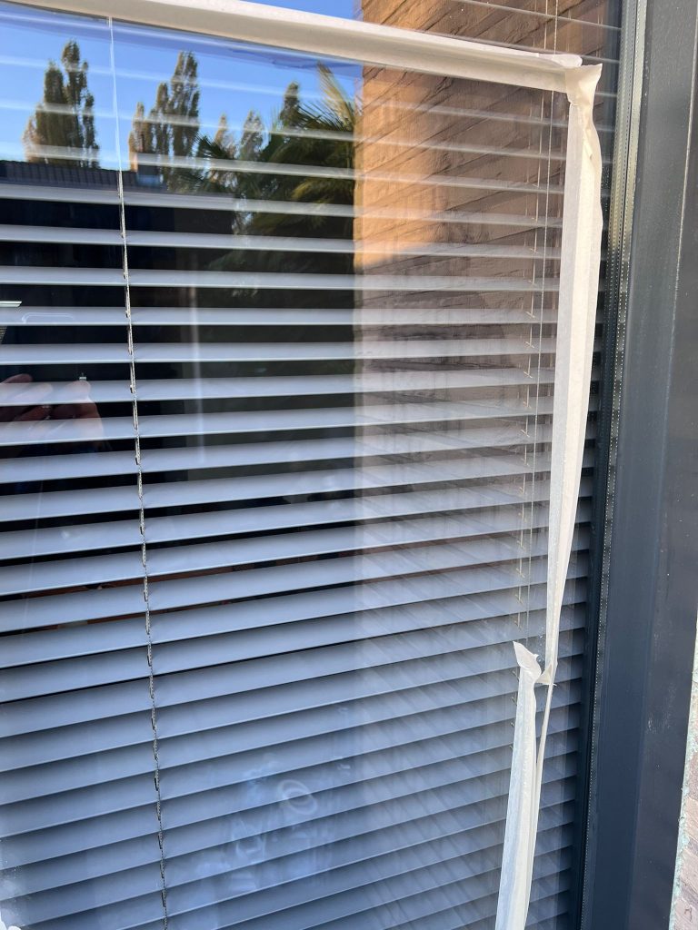 Glas na polijsten waarbij oppervlakkige kras minder zichtbaar is geworden.