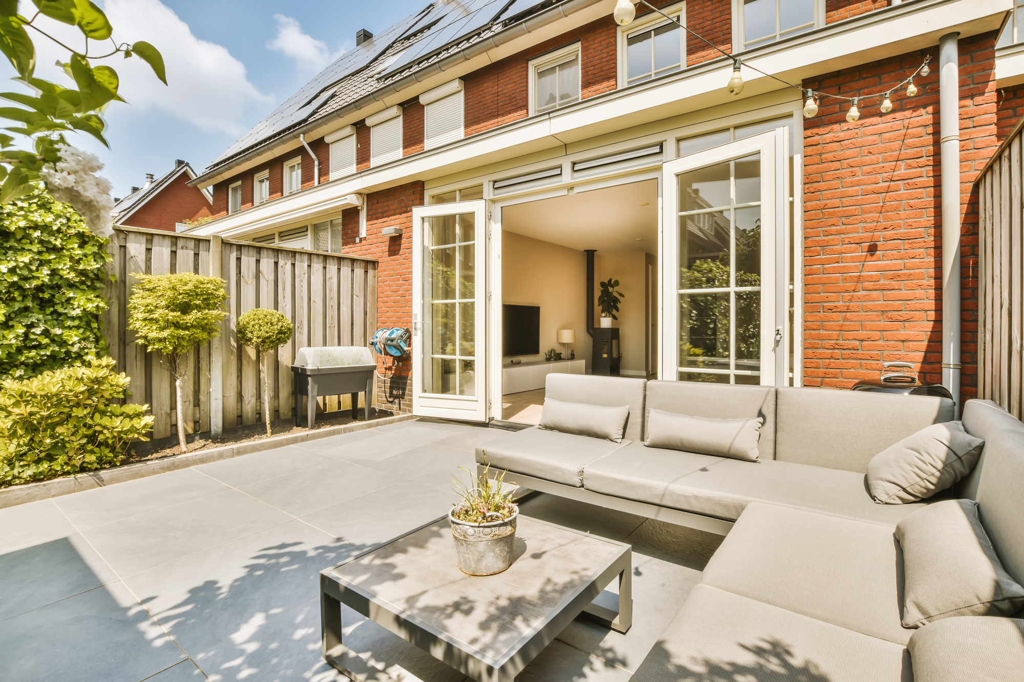 Uitbouw geplaatst achter woning