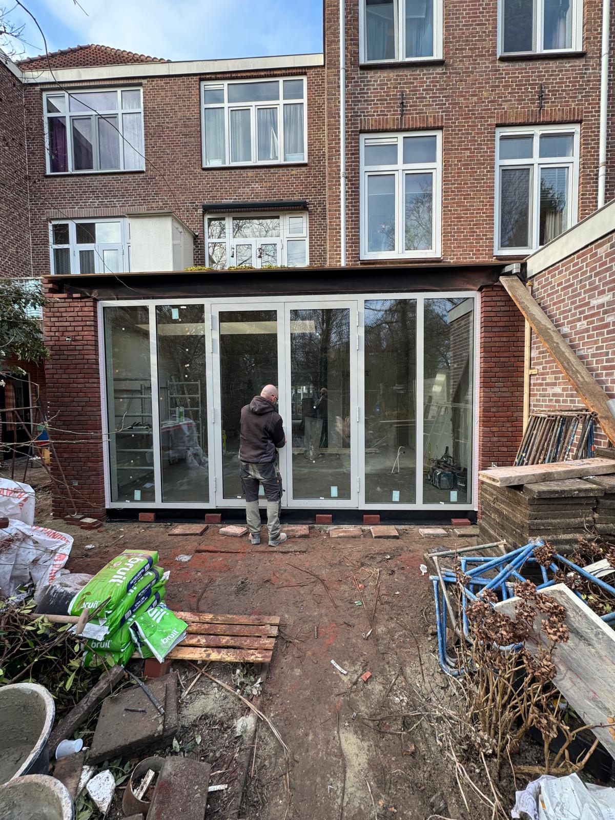 stratenmaker nodig in de tuin, tegels liggen opgestapeld
