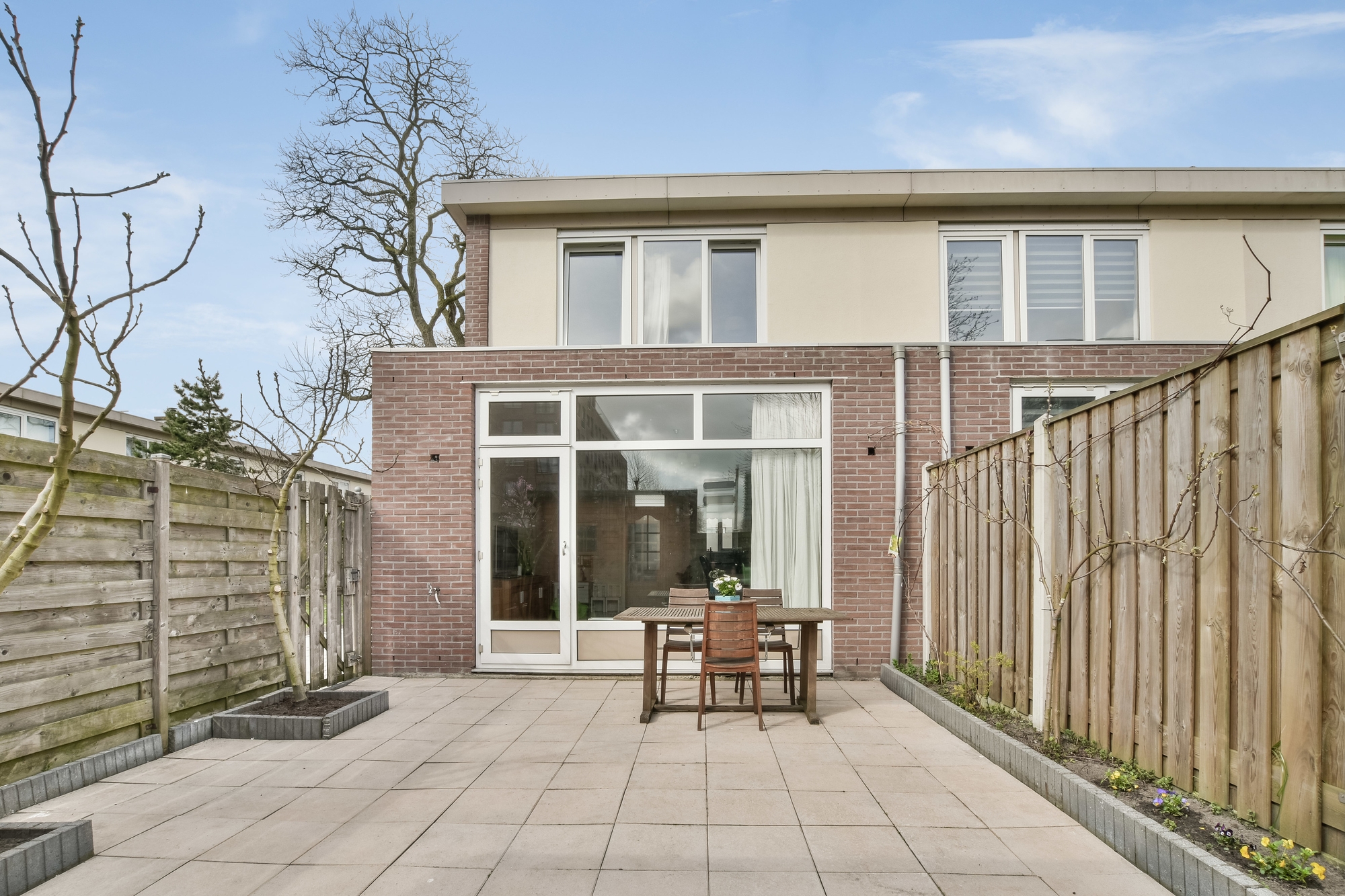 Prefab aanbouw aan de achterkant van het huis