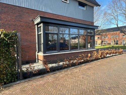 Grote erker gebouwd aan de zijkant van een nieuwbouwwoning door een partner van Offra