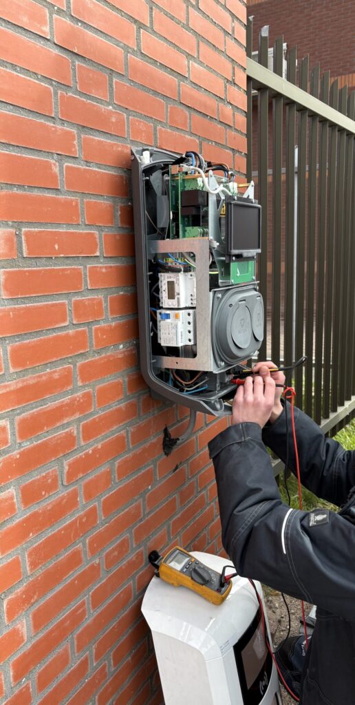 Laadpaal uitlezen met display voor controle van laadstatus en energieverbruik bij elektrische auto