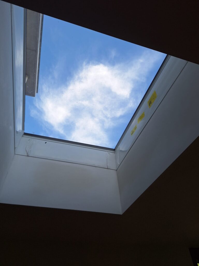 Een lichtstraat geplaatst door een partner van Offra in een uitbouw van een woning