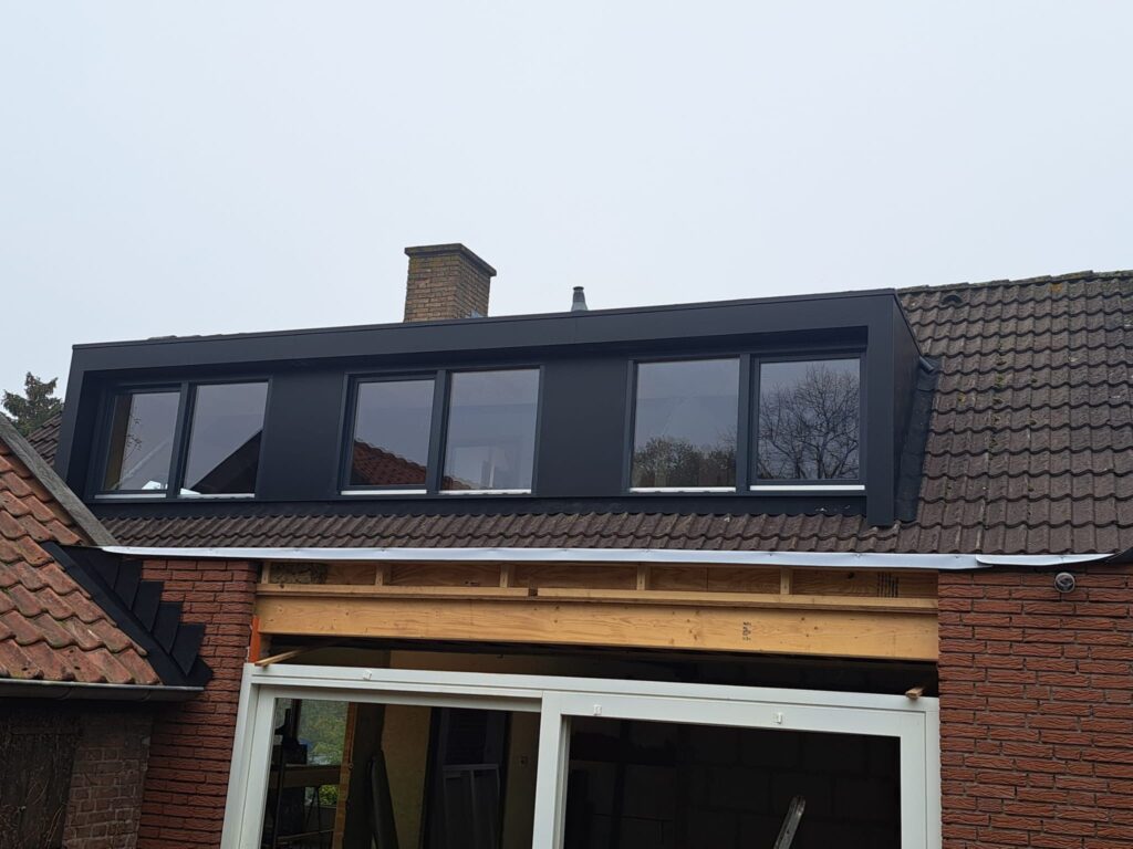 Traditioneel kunststof dakkapel met onderhoudsarme buitenbekleding en HR++ glas op een schuin dak.