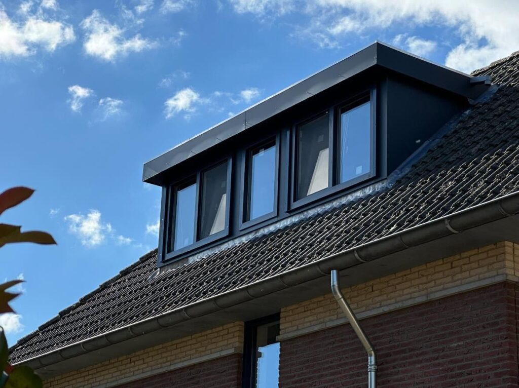 Kunststof dakkapel als vervanging van een verouderde houten dakkapel met onderhoudsarme afwerking.