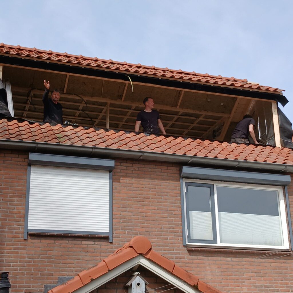 Nokverhoging op een woning met verhoogde dakconstructie voor extra stahoogte en bruikbare zolderruimte.