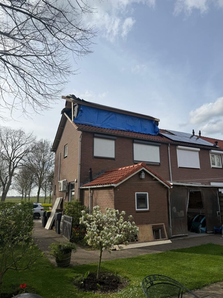 Bouwkundige voorbereiding voor een nokverhoging met aandacht voor kosten, vergunning en constructieberekening.