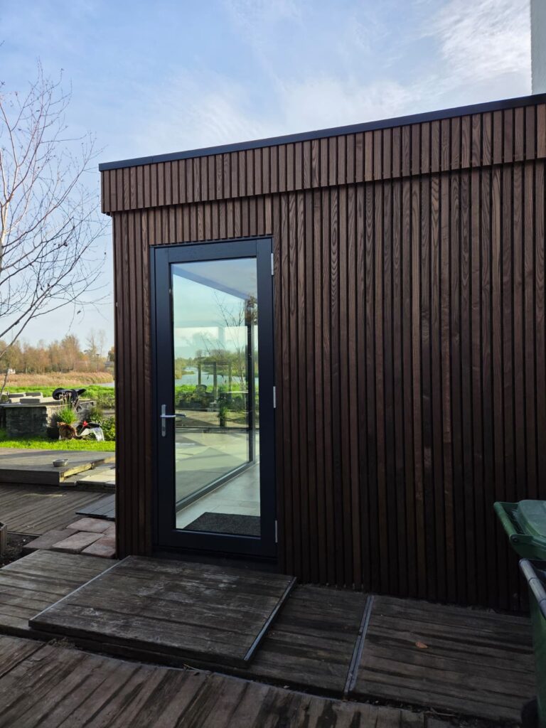 Uitbouw aan de achterzijde van een woning voor een grotere woonkamer en betere verbinding met de tuin.