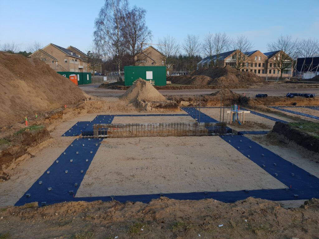 Voorbereiding van een prefab betonnen kelder met fundering en grondwerk bij nieuwbouwwoning