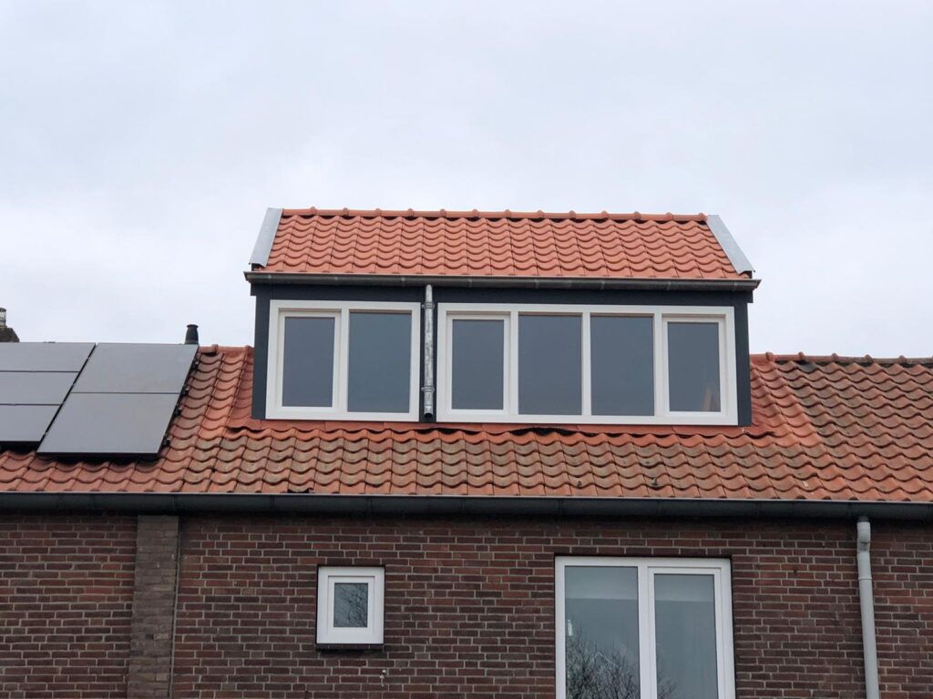Dubbele nokverhoging op een woning met verhoogd dak aan beide zijden voor extra leefruimte op zolder.