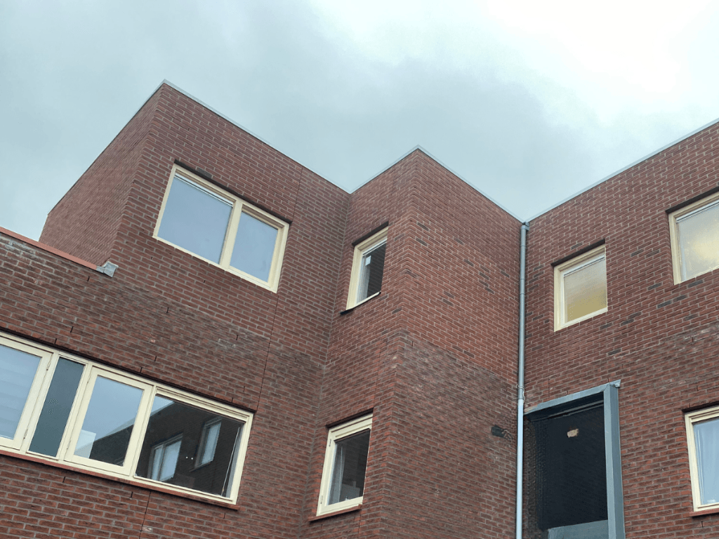 Dakopbouw op plat dak van bakstenen tussenwoning
