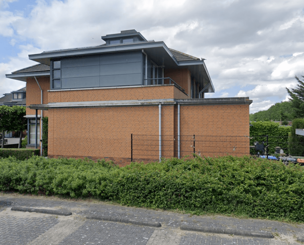 Dakopbouw op garage met plat dak naast woning