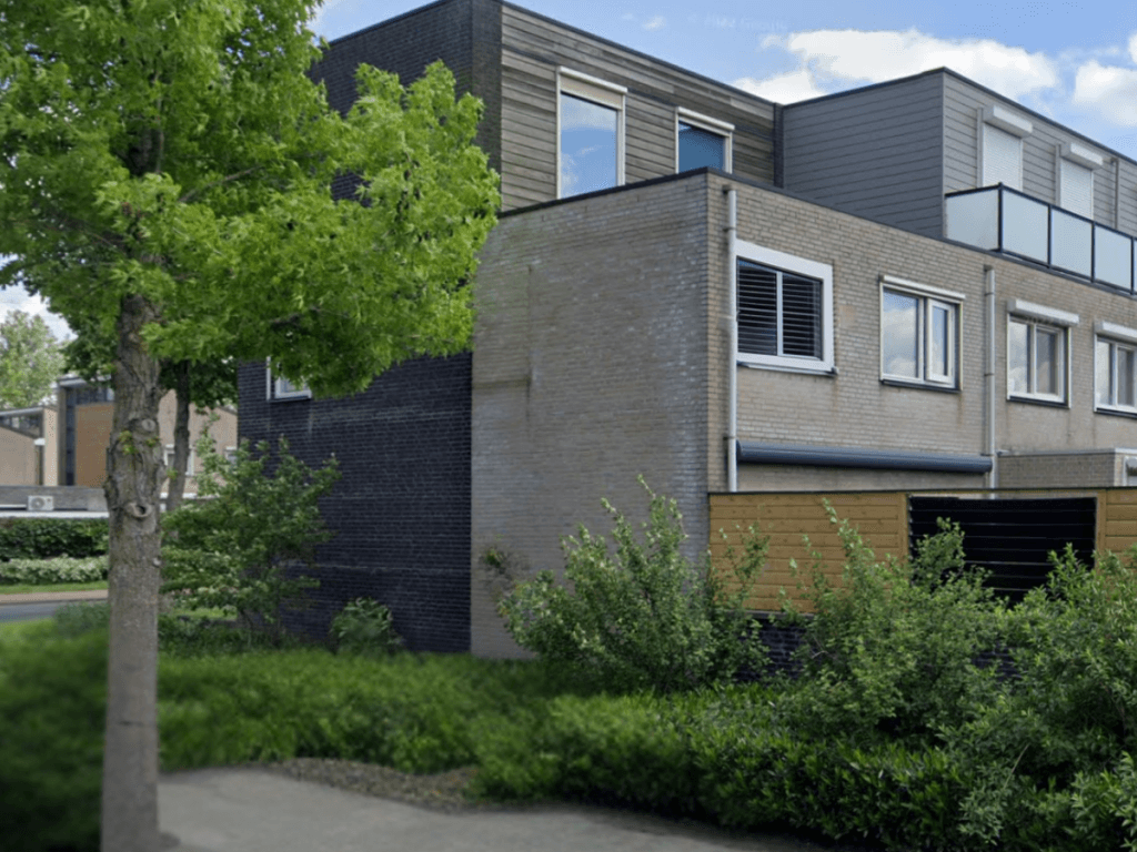Moderne dakopbouw op hoekwoning met plat dak en extra verdieping
