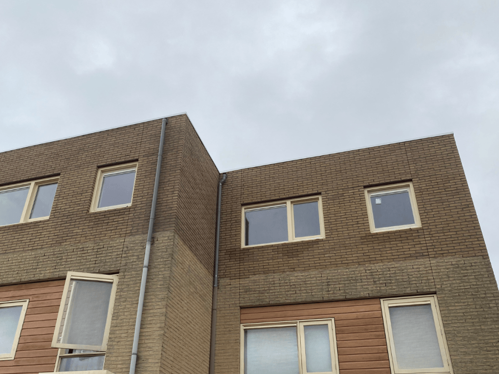 Dakopbouw op plat dak van tussenwoning met extra woonruimte
