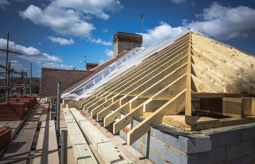 Houten constructie van dakopbouw op plat dak tijdens verbouwing