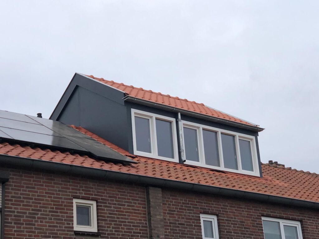 Dakconstructie tijdens het plaatsen van een dubbele nokverhoging met versteviging en voorbereiding van het dak.