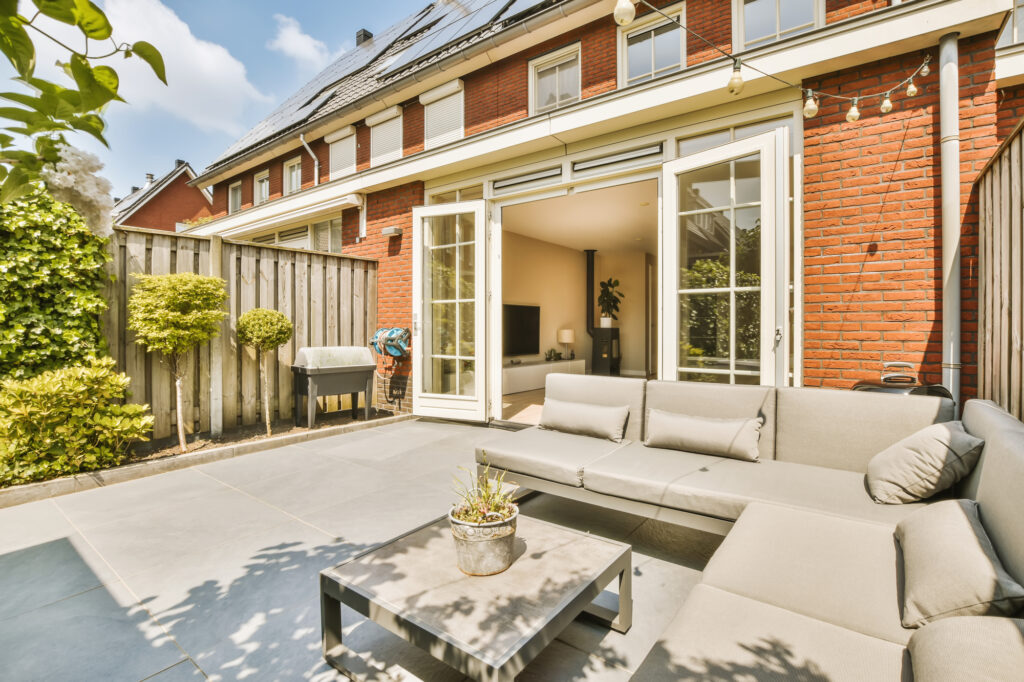 Prefab aanbouw aan de achterzijde van een woning voor extra leefruimte en een grotere woonkamer.