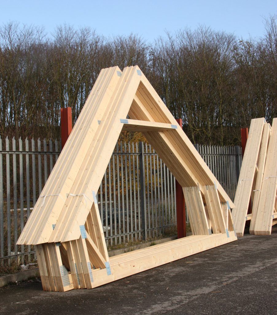 Prefab houten dakspanten voor een prefab dakopbouw in voorbereiding
