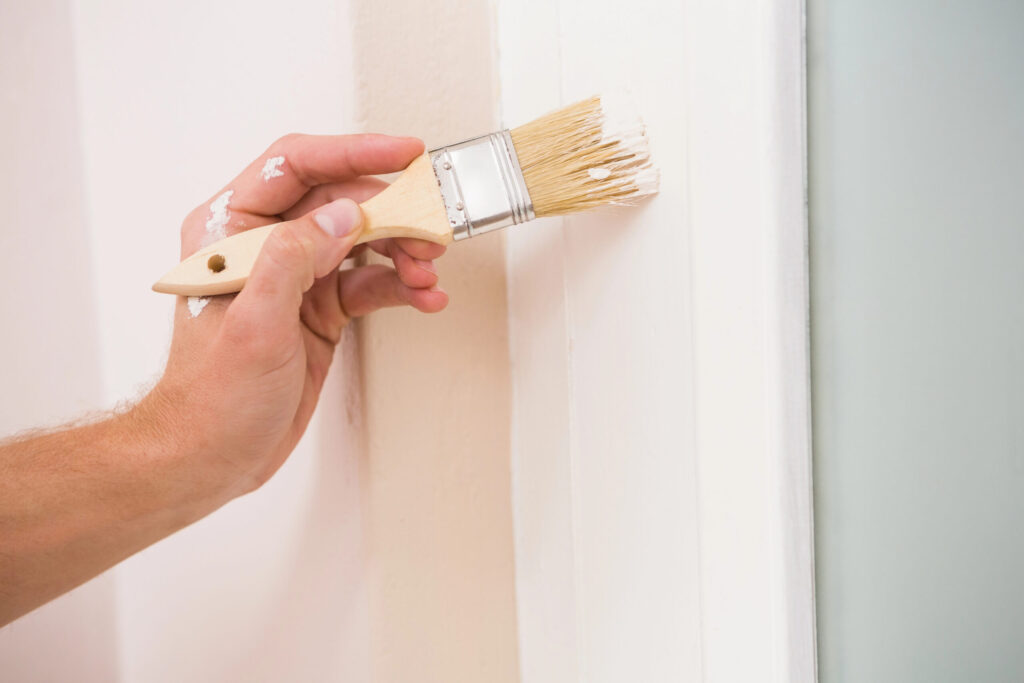 Professionele schilder voert binnenschilderwerk uit in moderne woning