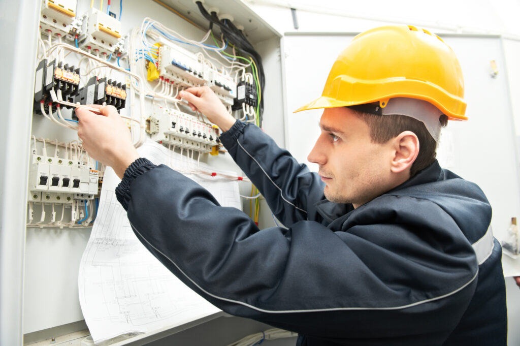 Elektricien in stoppenkast aan het zoeken