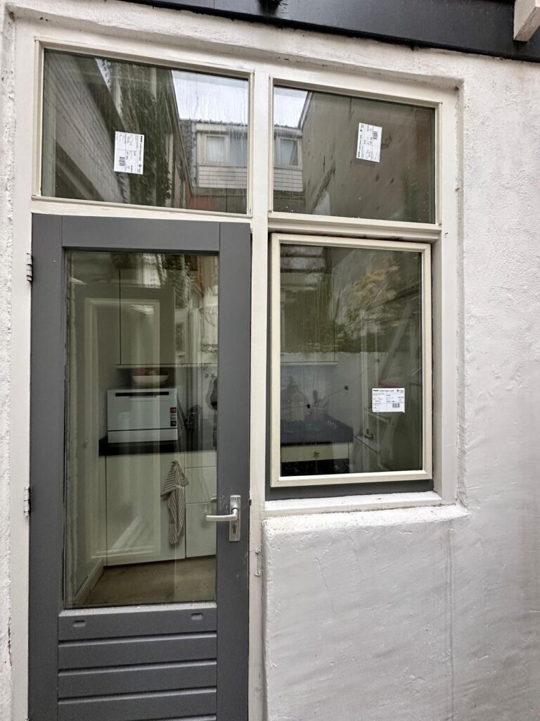 Bestaande kozijnen worden gecontroleerd voordat HR++ glas wordt geplaatst.