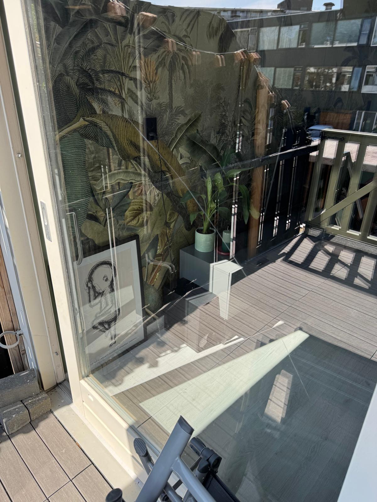 Glaszetter vervangt oud dubbel glas door HR++ glas in een bestaand houten kozijn.