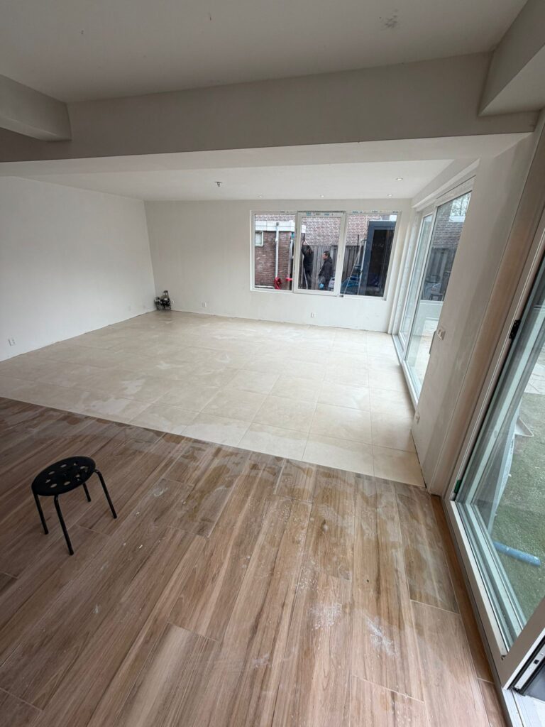 De binnenzijde van een nieuwgebouwde aanbouw in Lisserbroek
