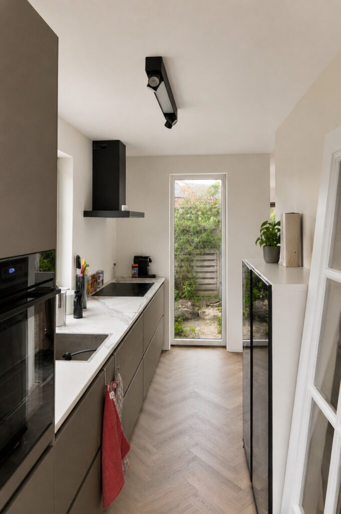 Binnenzijde zijkant aanbouw door een aannemer via Offra