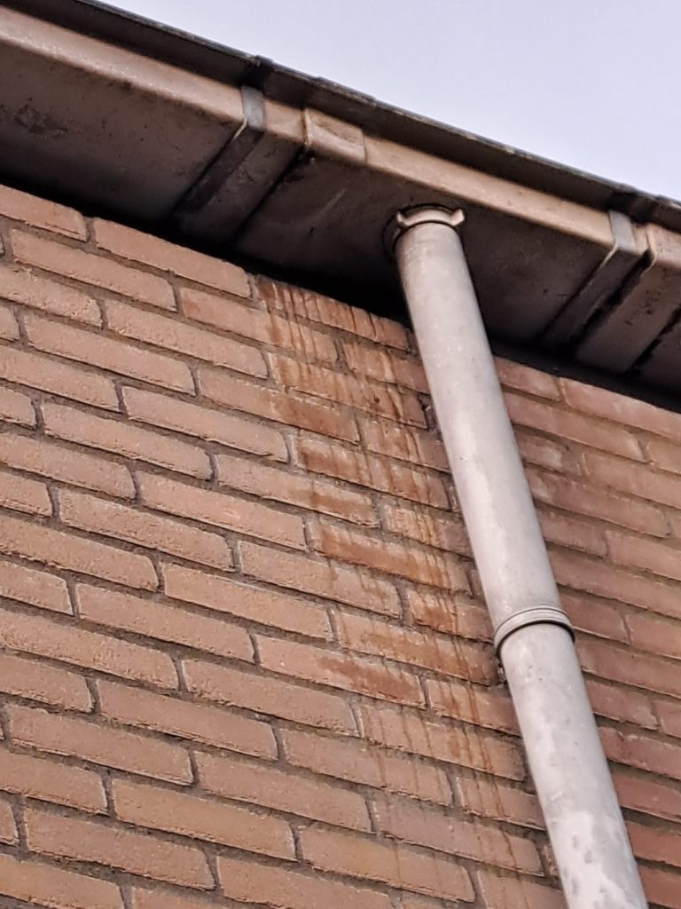 Lekkende dakgoot vervangen