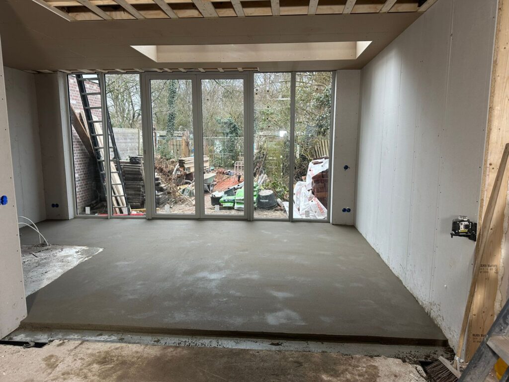 Uitbouw in Amsterdam waar de gevel wordt ondersteund